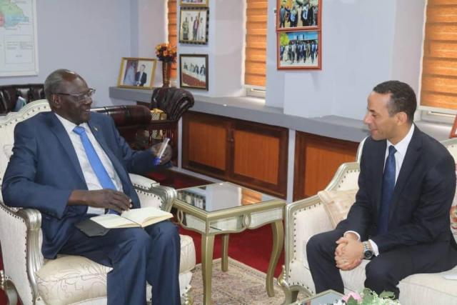 السفير المصري في جوبا يلتقي بوزير الإعلام والاتصالات الجنوب سوداني