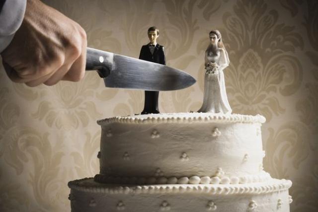 زوجة تحاول طعن زوجها بسكين بسبب صورة