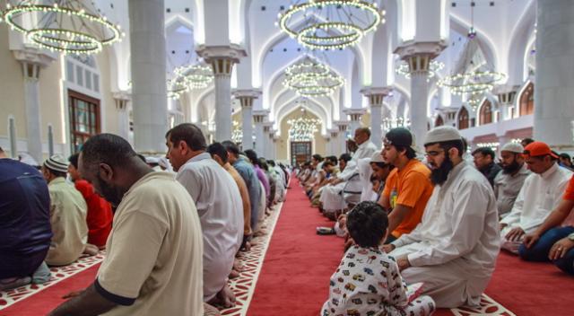 جدل في الإمارات بسبب صورة امرأة تؤم المصلين فى مسجد  (صور)