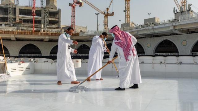 فريق سعودي ينظف سطح الكعبة المشرفة.. باستخدام أحدث التقنيات (صور)