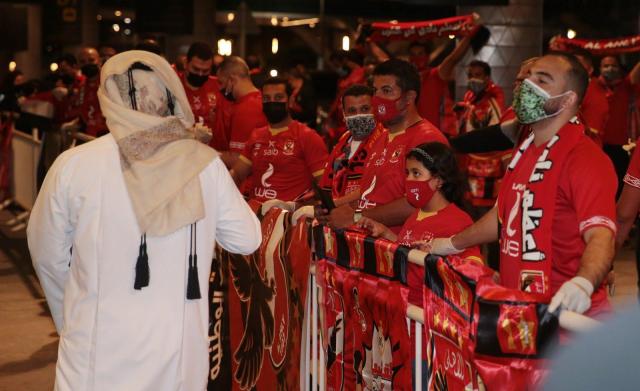 جماهير الأهلي تحتشد في مطار الدوحة استعدادا لاستقبال بعثة الفريق