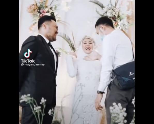 عروس تطلب اذن زوجها لعناق صديقها السابق