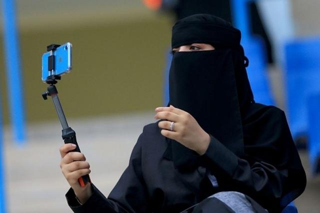 شابة سعودية تلتقط صورة سيلفي