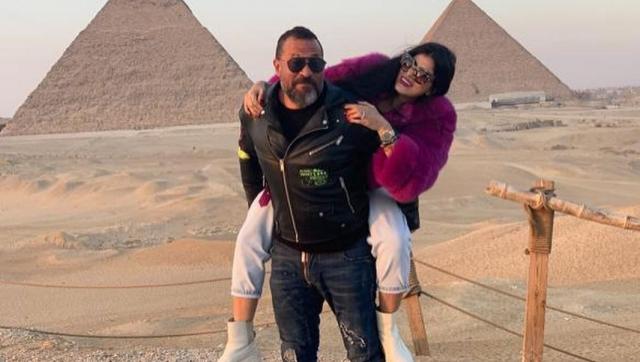 بعد تعافيه من كورونا.. ماجد المصري يحمل زوجته على ظهره في الأهرامات (صور)