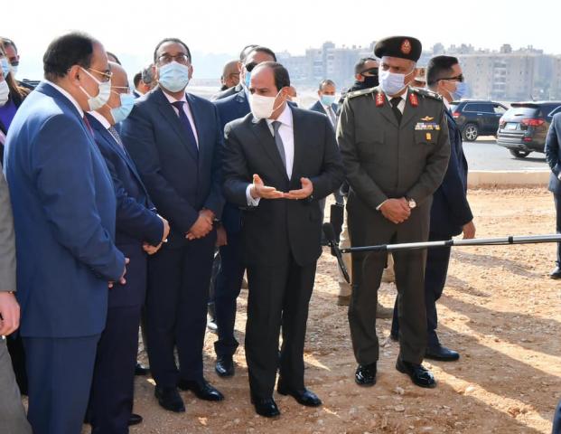 جانب من جولة الرئيس في عزبة الهجانة