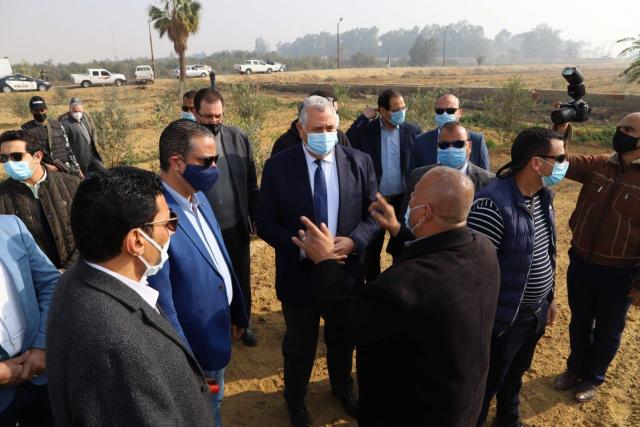 وزير الزراعة ومحافظ الفيوم يتفقدان مزرعة ”كوم أوشيم” (صور)
