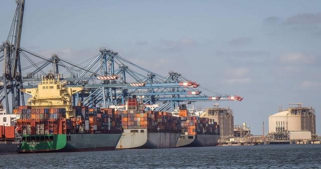 ميناء دمياط: تداول 21 سفينة وتصدير 23120 طن من البضائع العامة