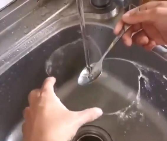 ”بطريقة مذهلة”.. كيف تصنع قلب من الماء لزوجتك فى عيد الحب (فيديو)