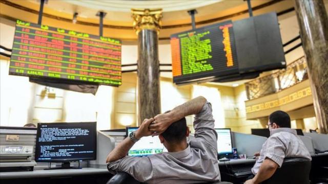 تباين مؤشرات البورصة المصرية في مستهل تعاملات اليوم.. وتراجع ”الثلاثيني”