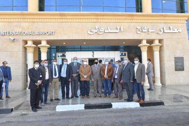 وزير الطيران يسلم مطار سوهاج شهادة الاعتماد الصحى للسفر الآمن