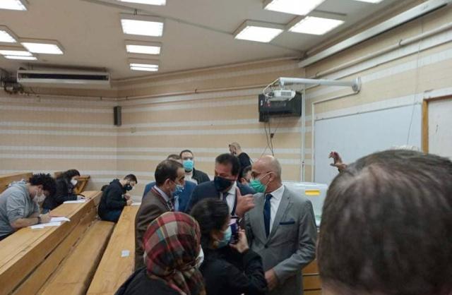 وزير التعليم العالي يتابع سير الامتحانات في جامعة عين شمس (صور)