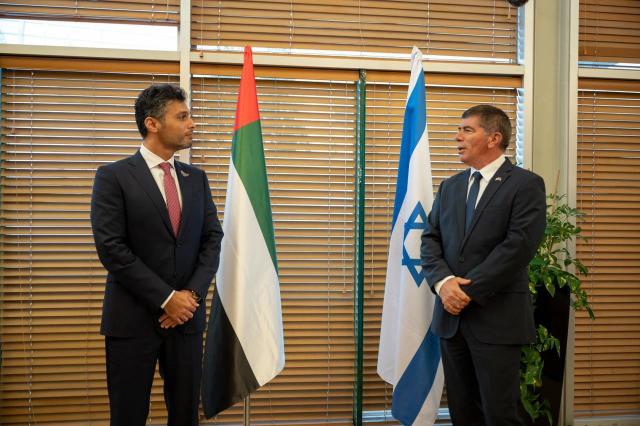 سفير الإمارات يلتقي وزير خارجية إسرائيل