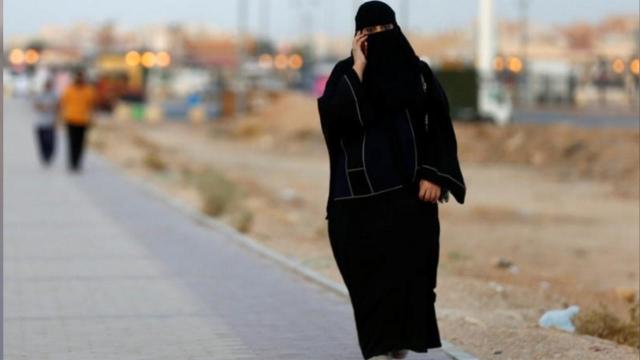 امرأة سعودية تحمل هاتفها