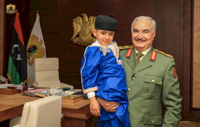 فى لفتة إنسانية.. حفتر يلبي أمنية ابن شهيد في الجيش الليبي (صور)