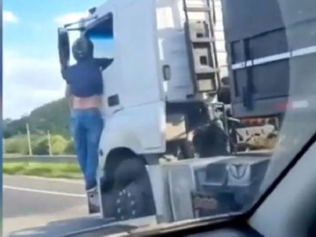 رجل يتمسك بجانب شاحنة بعد اصطدامها به وقتل زوجته