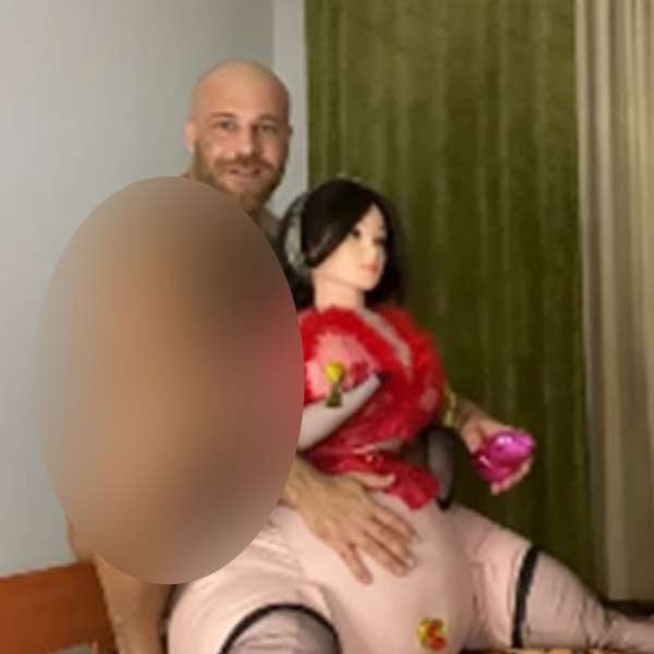 لاعب كمال الأجسام الكازاخستاني يوري تولوتشكو وزوجته الجديدة دمية دجاجة