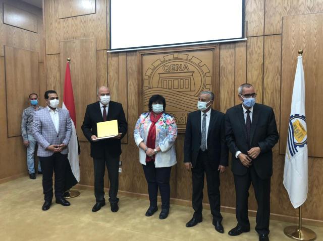 وزيرة الثقافة تشارك محافظ قنا في الاحتفال بيوم المرأة المصرية (صور)