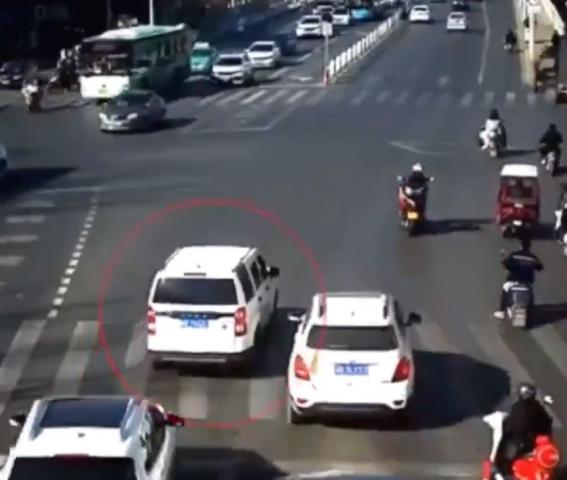 عاجل | ”لحظات مروعة”.. طفل يسقط من سيارة على طريق مزدحم أثناء تحركها (فيديو)