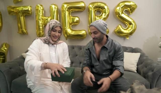 أحمد فهمي يستغل سفر أخيه ويفاجئ والدته بهدية عيد الأم (فيديو)