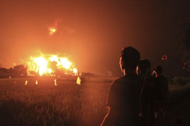 حريق مصفاة بترول فى اندونيسيا