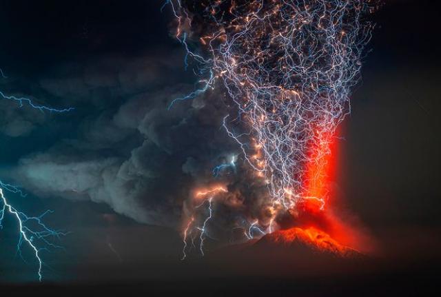 لقطات مذهلة.. البرق يضرب بركانًا ثائرًا في ”منظر طبيعي نادر” (صور)