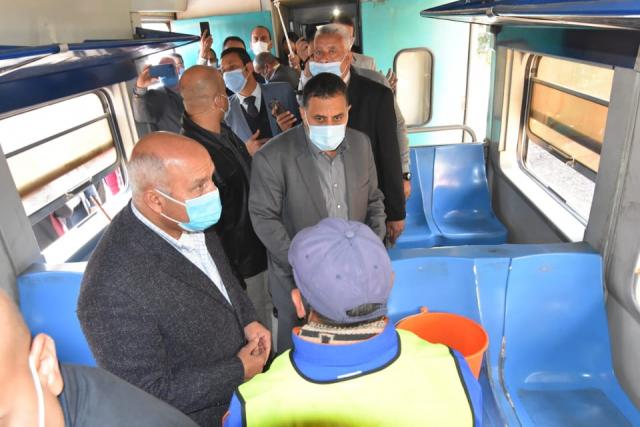 عرضوا القطار للخطر.. وزير النقل يطبق القانون على مواطنين في قطار طنطا (صور)