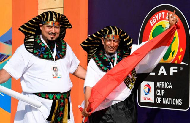 جماهير منتخب مصر بالزي الفرعوني