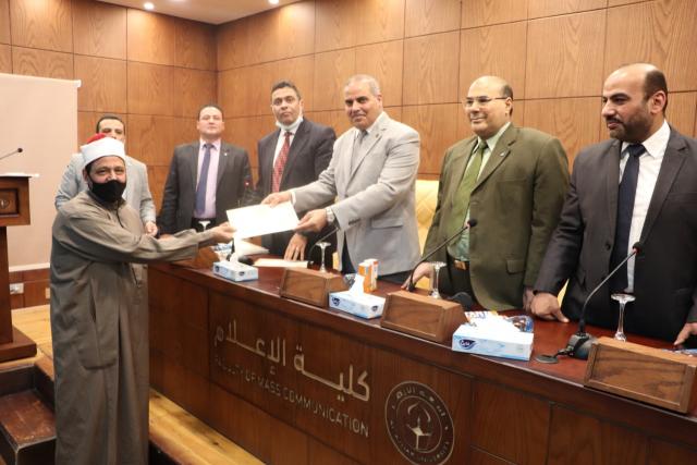 رئيس جامعة الأزهر يشهد تخريج الدفعة الأولى لدورة المهارات الإعلامية لأئمة الأوقاف