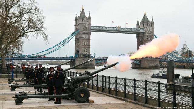 تكريما لرحيل الأمير فيليب.. المدفعية البريطانية تطلق أعيرة نارية (فيديو)