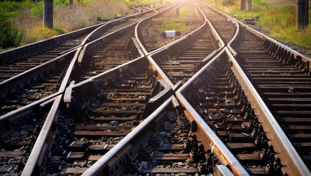 إحباط وقوع كارثة في سوهاج ”صبية فكوا مسامير شريط السكة الحديد”
