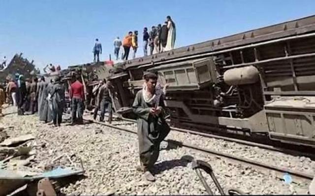 عاجل | رفع حطام قطار طوخ من على قضبان السكة الحديد
