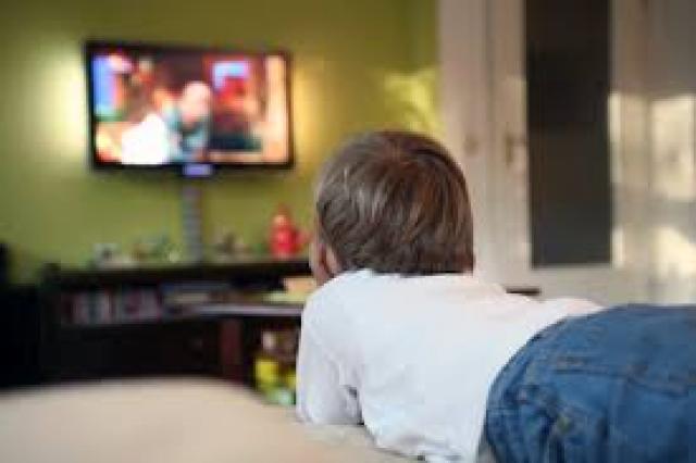 طفل يشاهد التلفزيون