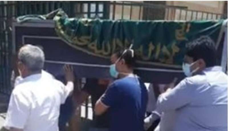 بدء صلاة الجنازة على والد الفنان محمد علي رزق بمسجد السيدة نفيسة