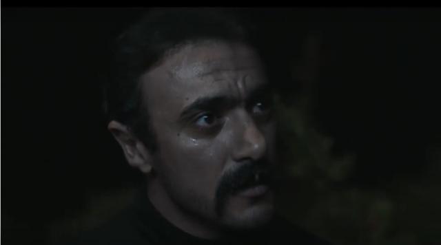 شاهد صدمة أحمد العوضي بعد وفاة شقيقه في مسلسل اللي مالوش كبير (فيديو)