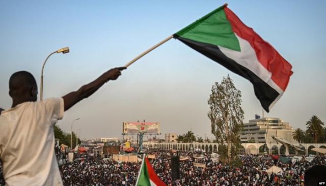 إقالة النائب العام السوداني ورئيسة القضاء.. وحزب سوداني يصف القرار بـ”المستعجل”