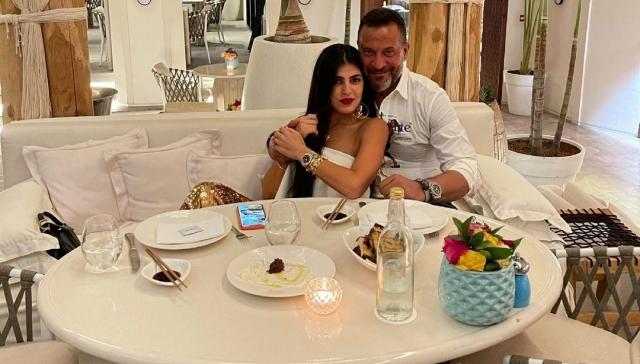 ماجد المصري يجتمع بزوجته في عشاء رومانسي بإحدى المطاعم (صور)