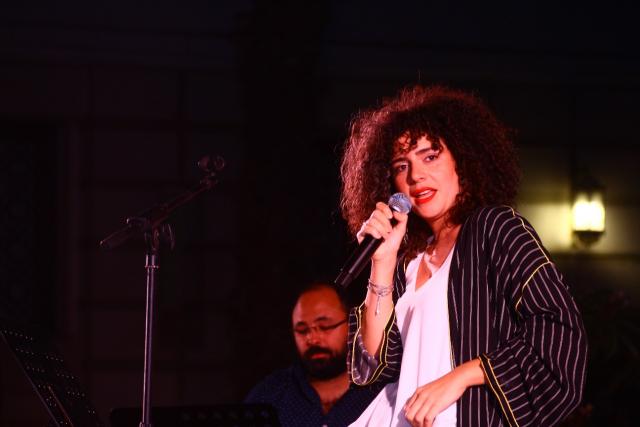 المطربة المغربية سارة مولابلاد خلال حفل إطلاق منصة «جكرانده»