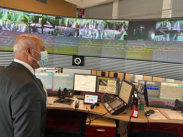 ”وزير النقل ” يتفقد مركز التحكم والمراقبة الخاص  بالخط الأول لمترو باريس