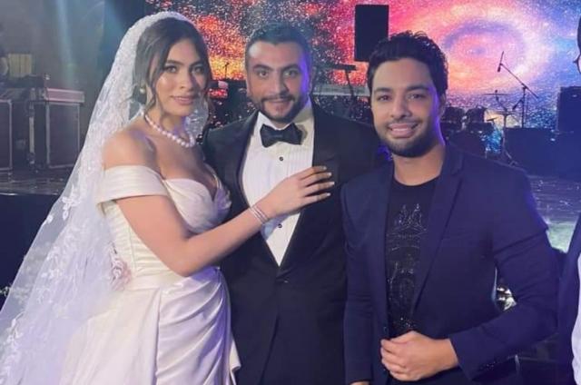 أحمد جمال يغني مع تامر حسني في حفل زفاف هاجر أحمد (فيديو)