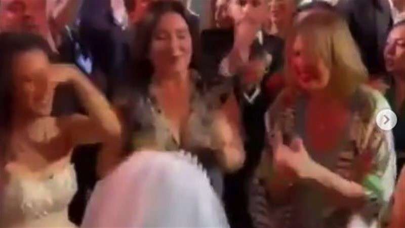 بالفيديو.. وصلة رقص لـ عبير صبري  ويسرا في حفل زفاف ابنة شقيقة مدحت العدل