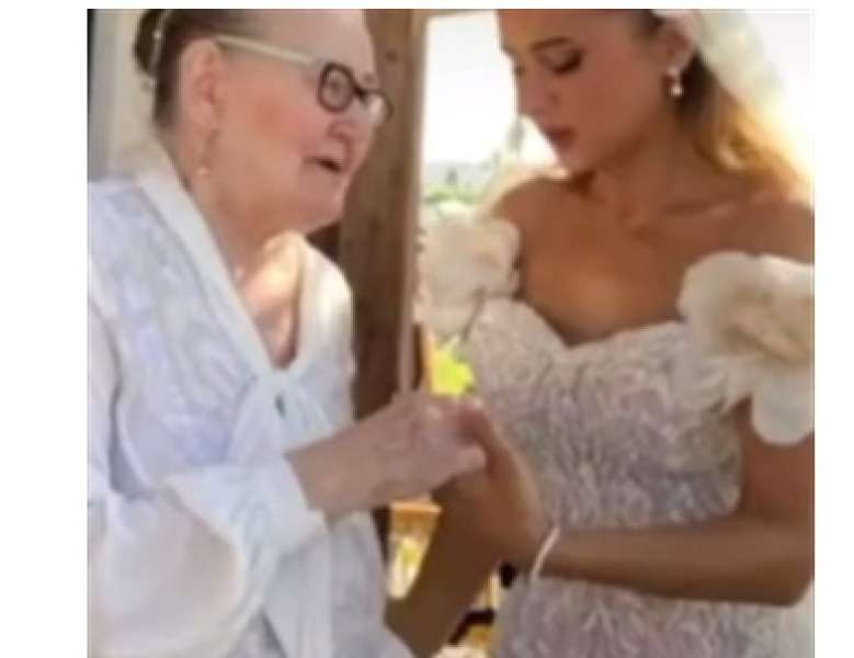 لقطة مؤثرة تجمع نيللي كريم ووالدتها الروسية في حفل زفافها