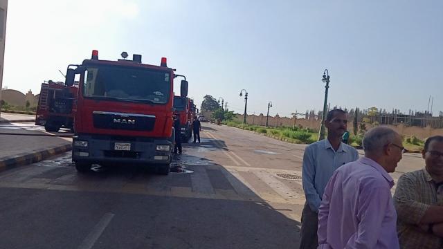 الدفع بـ7 سيارات إطفاء للسيطرة على حريق مدرج كلية الثروة السمكية بكفر الشيخ (صور)
