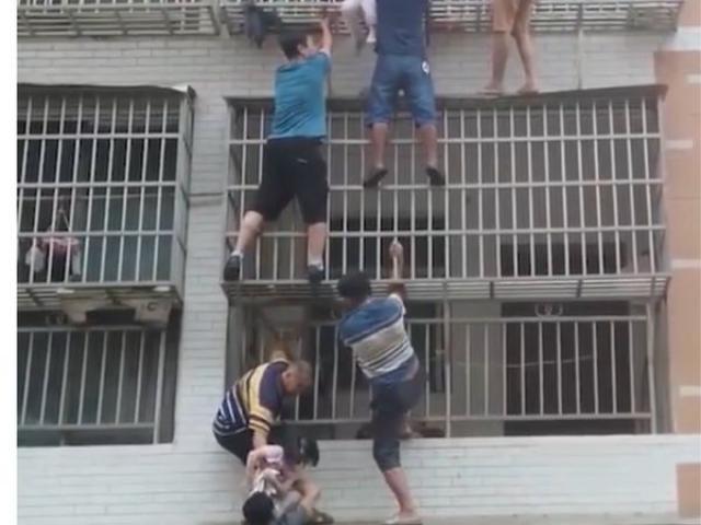 سلسلة بشرية لإنقاذ طفلتين من مبني محترق