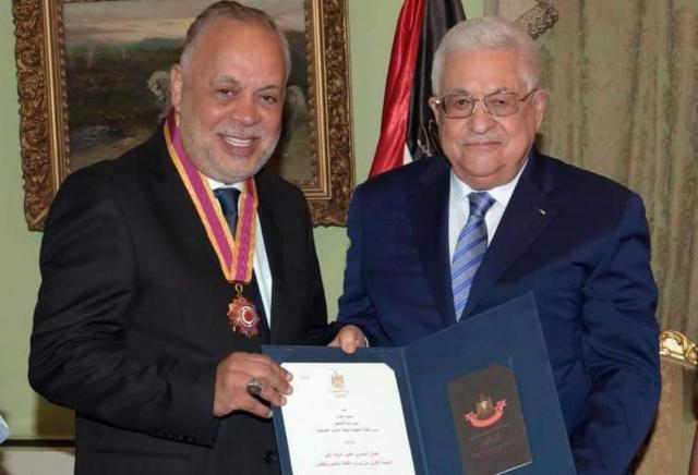 عاجل | الرئيس محمود عباس يقلّد أشرف زكي أعلى وسام ثقافي في فلسطين
