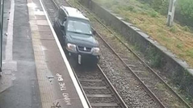سجن سائق سيارة لقيادته على شريط السكة الحديد (فيديو)
