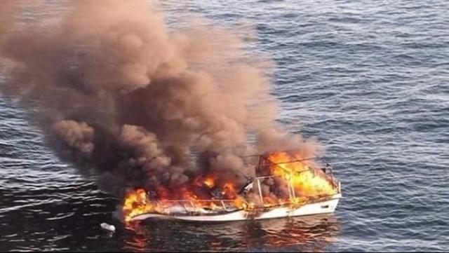 عاجل | حريق هائل بـ4 مراكب صيد في ميناء برنيسة على البحر الأحمر