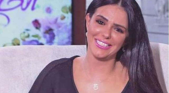 عاجل | إصابة دنيا عبد العزيز خلال تقديم مسرحية ”زقاق المدق”