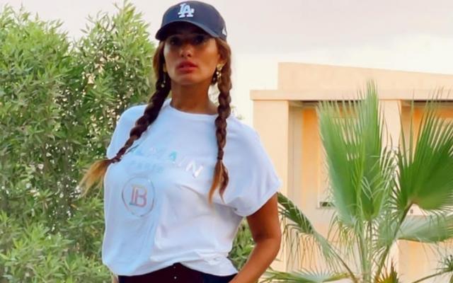 زينة تشعل السوشيال ميديا بهوت شورت.. وتعلق: ”أحلامي الوردية أتغسلت” (صور)