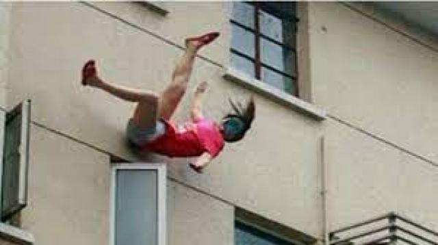 مصرع فتاة سقطت من الطابق الخامس بسبب ”نشر الغسيل” في دار السلام