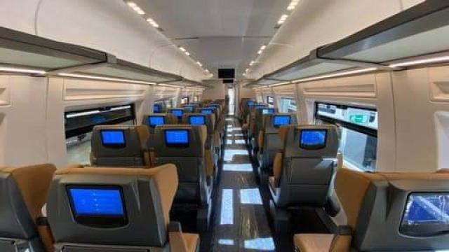 وزير النقل: القطارات الجديدة مزودة بشاشات في المقاعد وكاميرات مراقبة وغرفة تأمين